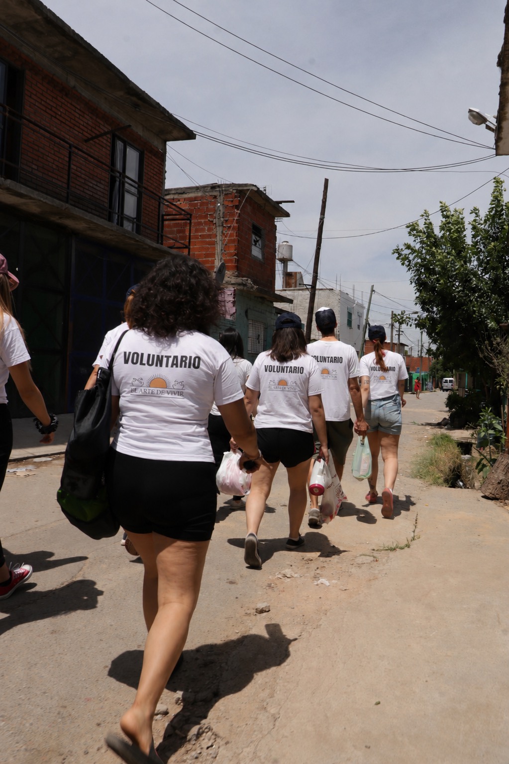 Voluntarios de El Arte de Vivir en el barrio